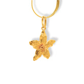 Cadena con flor de jazmín vista cercana